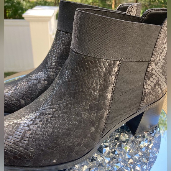 Naturalizer Black Snake skin Textured Ankle Booties Women’s SZ 9W Mid Size Heel - Picture 1 of 12